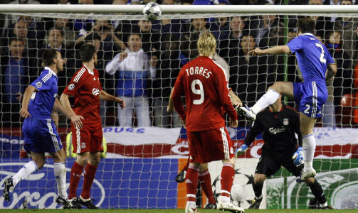 OG S� HER: Ivanovic lurer seg bak Steven Gerrard og sender bortelaget i ledelsen. Foto: SCANPIX/AP/Paul Thomas