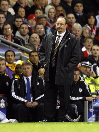 TAKTISK DUELL: Chelsea-manager Guus Hiddink lyktes fullt ut med planen han hadde lagt for � sl� Rafa Benitez og Liverpool i g�r kveld. Foto: SCANPIX/AP/Paul Thomas