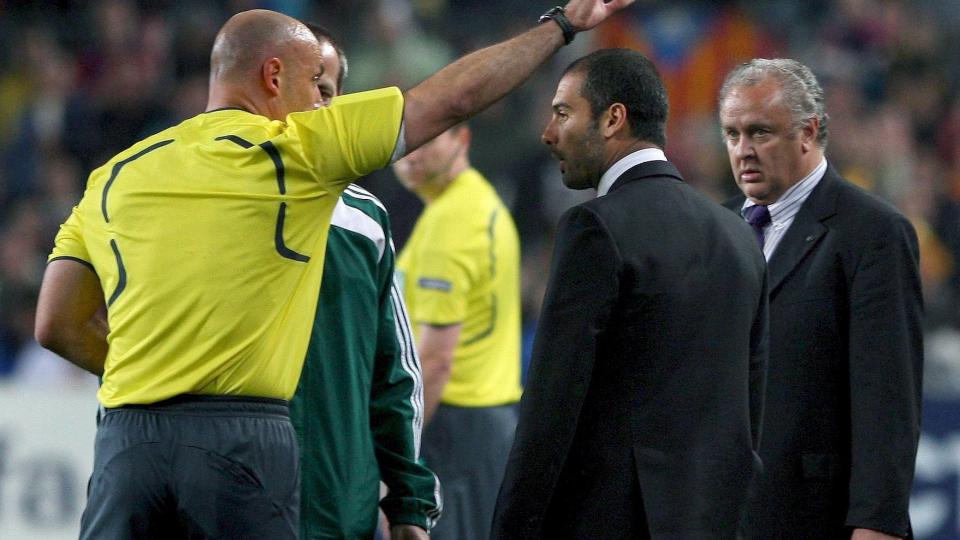 OPP DIT: Dommer Howard Webb viser Barcelona-trener Josep Guardiola bort fra sidelinja etter de voldsomme protestene Pep serverte p� grunn av Leo Messis gule kort for filming. Foto: SCANPIX/EPA/ANDREU DALMAU