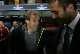 ULIKE KVELDER Guardiola m�tte se resten av kampen fra tribunen, mens Jurgen Klinsmann trolig helst ville lukke �ynene for det som skjedde utover. Foto: SCANPIX/AP/Victor R. Caivano
