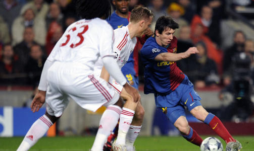 TATT: Christian Lell stoppet Messi med ulovlige metoder, men slapp unna uten straffe. Foto: SCANPIX/AFP/LLUIS GENE
