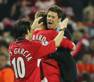 FIKK HEVN: Xabi Alonso m�tte f�lge returoppgj�ret i 2005 fra sidelinja, men fikk se lagkameratene ordne avansement mot Chelsea den gangen.  Foto: SCANPIX/AFP PHOTO/ADRIAN DENNIS