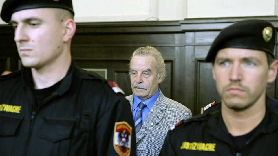 M�TTE HEINRICK SCHMATZ: En tidligere forretningsmann klarte � lure til seg et m�te med Josef Fritzl. Her er Fritzl avbildet i retten. AP Photo/Robert Jaeger/Scanpix