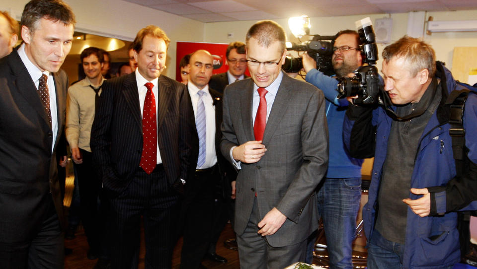 SP�RSM�L TIL STATENS REPRESENTANT I STYRET: Her er statsminister Jens Stoltenberg (tv), Kjell Inge R�kke og kommunikasjonsdirekt�r Geir Arne Drangeid under Aker-dagen forrige uke.
Foto: H�kon Mosvold Larsen / SCANPIX .