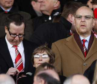 SJEKK GJELDSKALKULATOREN: United-styremedlemmene Joel Glazer og Avram Glazer, s�nner av Malcolm, p� United-kamp tidligere i �r. Foto: SCANPIX/AP/Jon Super