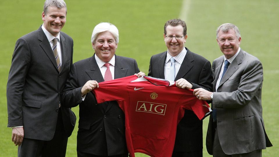 HAR GODE VENNER BLANT �DE R�DE RIDDERNE�: Men sir Alex Ferguson vil ha seg frabedt p�stander om at han har uttrykt st�tte til investorgruppa som i disse dager gj�r et fors�k p� � befri fansen fra Glazer-familien. P� bildet st�r Ferguson sammen med en av dem, Bryan Glazer (nummer to fra h�yre). Til venstre administrerende direkt�r David Gill og AIG-direkt�r Martin Sullivan. Foto:  REUTERS/Phil Noble