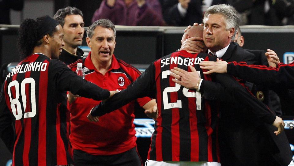 FORLATER MILAN? Den engelske tabloidavisa The Sun hevder Carlo Ancelotti er enig med Chelsea om � flytte til London neste sesong. Foto: SCANPIX/REUTERS/Alessandro Garofalo