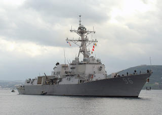 MED I JAKTEN: USS Bainbridge f�r snart selskap av flere amerikanske krigsskip. Foto: AP Photo/U.S. Navy/Paul Farley/Scanpix