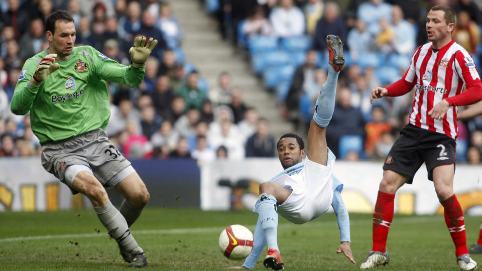 TUNG PERIODE: Robinho har hatt det t�ft b�de p� og utenfor banen de siste m�nedene. Foto: AP