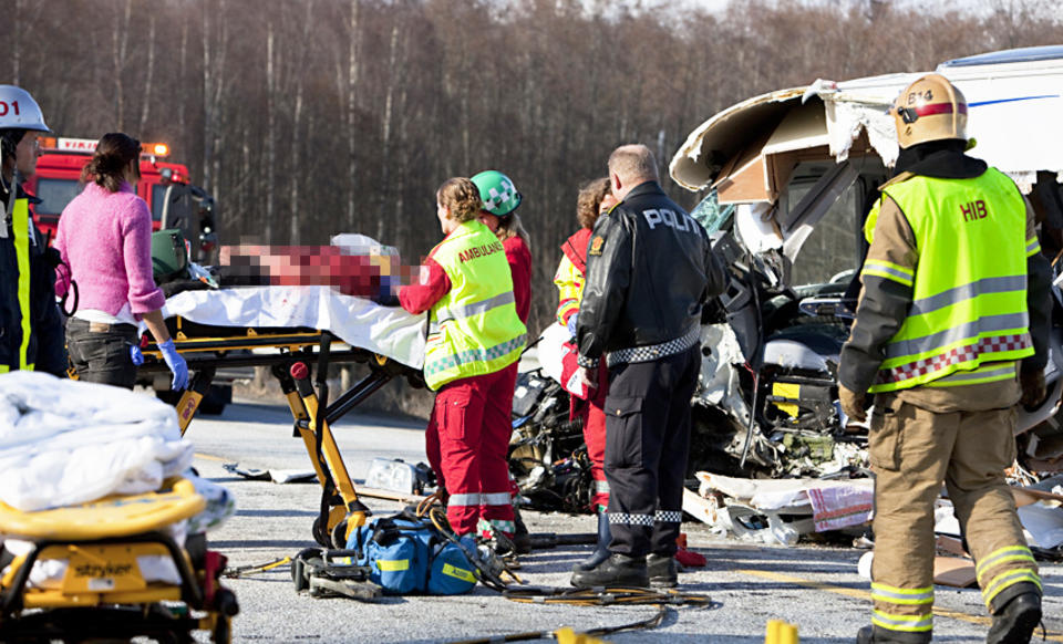 HARDT SKADD: F�reren av campingbilen, en 70-�rig mann, ble f�rst fraktet til Hamar sykehus, men ble etter hvert fraktet med helikopter til Ullev�l universitetssykehus i Oslo. Han er livstruende skadd. Foto: ESPEN R�ST