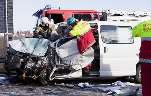 DIREKTE TIL ULLEV�L: F�reren av varebilen som frontkolliderte med campingbilen, hadde s� alvorlige skader at han ble fl�yet direkte til Ullev�l. Foto: ESPEN R�ST