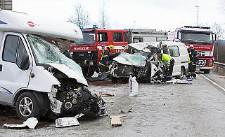 SMADRET: Campingbilen og den ene Hiacen fikk store skader i den kraftige frontkollisjonen. Foto: ESPEN R�ST