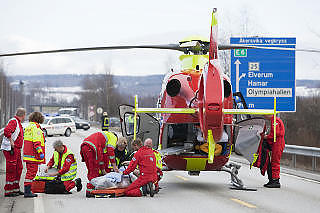 MED HELIKOPTER TIL OSLO: Den hardt kvestede Hiace-f�reren klargj�res for frakt til Ullev�l. Foto: ESPEN R�ST