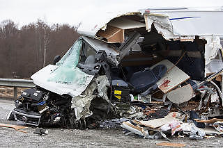 TOTAL�DELEGGELSE: Campingbilen fikk desidert verst medfart av de tre kj�ret�yene som var innblandet i ulykken. Foto: ESPEN R�ST