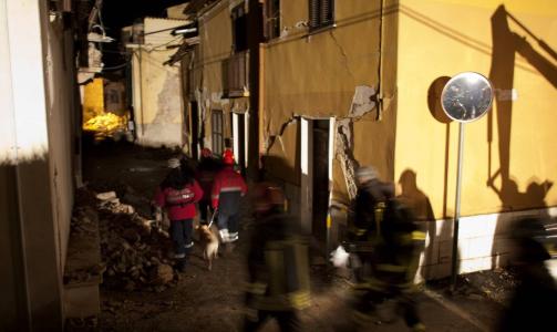 VOKTER RUINENE: Natt til tirsdag ble ruinene i Onna lyst opp av kraftige lyskastere, samtidig som redninsmannskapene jevnlig patruljerte med lommelykter. Foto: Espen R�st/Dagbladet