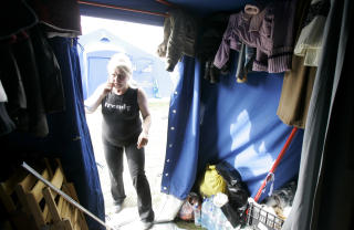 PASSER P� BARNEBARNA: Rita Tichetti t�r knapt slippe de tre barnebarna ute av syne i leiren ved L'Aquila. Minstejenta Crystal tror skjelvet var hennes skyld fordi hun var syk. Foto:AP Photo/Pier Paolo Cito/Scanpix