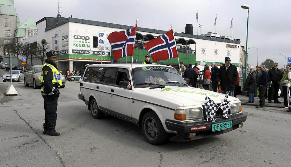 SATTE SITT PREG P� STR�MSTAD: R�nere fra den norske sida av grensa gjorde sitt til � sette sitt preg p� Str�mstad i dag - som alltid p� skj�rtorsdag. Foto: JOHN TERJE PEDERSEN/DAGBLADET