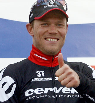 IMPONERT TV-TITTER: - Han slutter ikke � sjokkere, sier Thor Hushovd. F�r han modererer seg til at han egentlig satt og ventet p� at Edvald Boasson Hagen skulle vinne dagens etappe.Foto: Sebastien Pirlet, Reuters/Scanpix