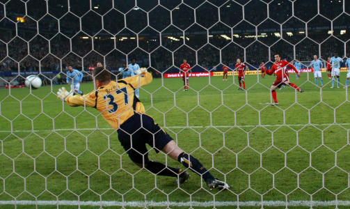 TRE BAKLENGS: Shay Given slapp inn tre, men takket v�re ham ble det ikke styggere sifre i Hamburg. Foto: AFP