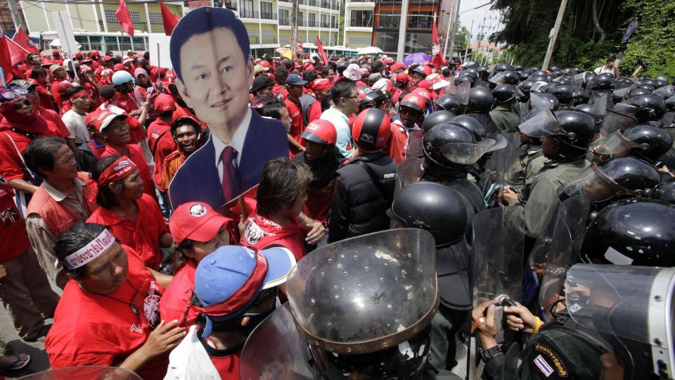 PROTESTERER: Thaksin Shinawatra-tilhengerne viser sin misn�ye. De br�r gjennom politisperringene, men ikke akkurat p� dette stedet. Foto: REUTERS/Sukree Sukplang/Scanpix