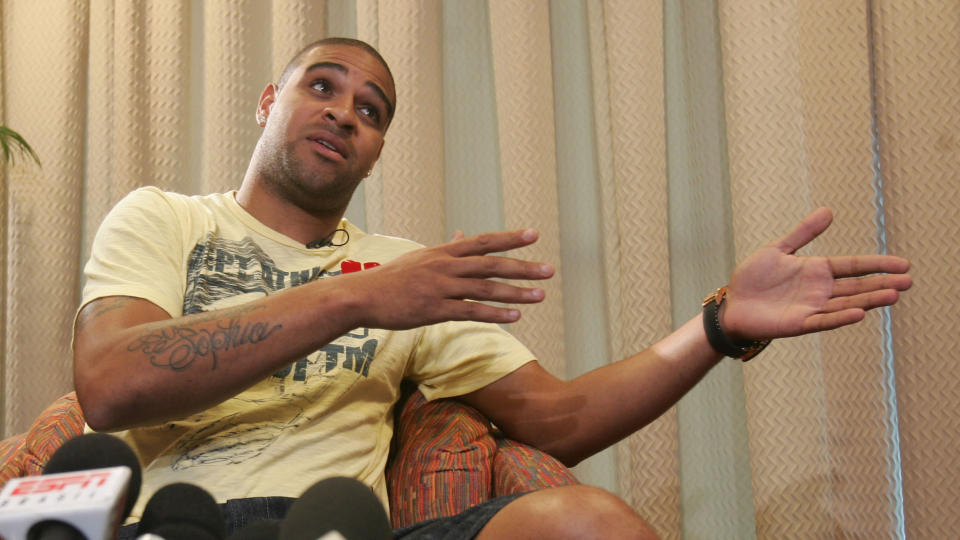 BLE BORTE: Adriano skapte bekymring da han ikke m�tte opp i Milano etter landslagssamling i Brasil. I g�r fortalte han p� en pressekonferanse at han tar en pause fra fotballen p� ubestemt tid. Foto: SCANPIX/AP