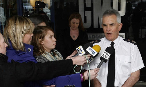 TOLV TATT: Tolv personer er p�grepet i terrorsaken. De mistenkte skal ha filmet seg selv ved de forskjellige terrorm�lene i forkant. Her briefer politisjef Peter Fahy i Manchester pressen. Foto: AFP/SCANPIX