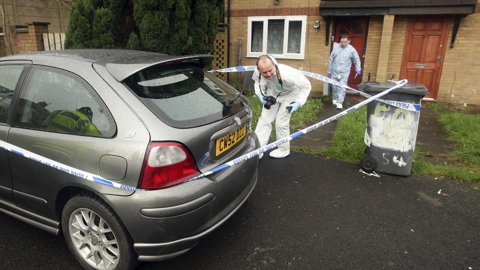 TEKNISKE UNDERS�KELSER: Politiet gj�r unders�kelser ved en bop�l i Manchester. Foto: AP/SCANPIX