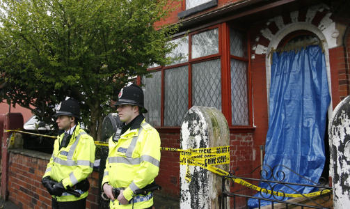 HOLDER TERRORVAKT: Politiet passer p� et hus i Manchester. Foto: AFP/SCANPIX