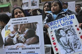 I NEW YORK: Tamil Mothers' Front demonstrerte foran FN-bygningen i New York i g�r. Foto: AP Photo/Mary Altaffer/Scanpix