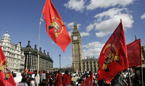 I LONDON: Demonstrantene b�de i Norge og Storbritannia har vist sin st�tte til Tamiltigrene. Foto: AP Photo/Lefteris Pitarakis/Scanpix