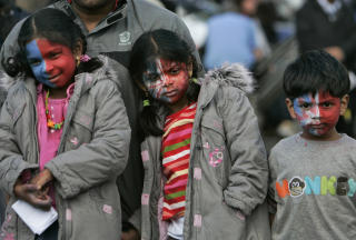 BRITISKE TAMILER: Mukana (7), Mushika (6) og Mushikan Muralitharan (5) deltok i demonstrasjonene i London tidligere denne uka. Foto: AP Photo/Lefteris Pitarakis/Scanpix