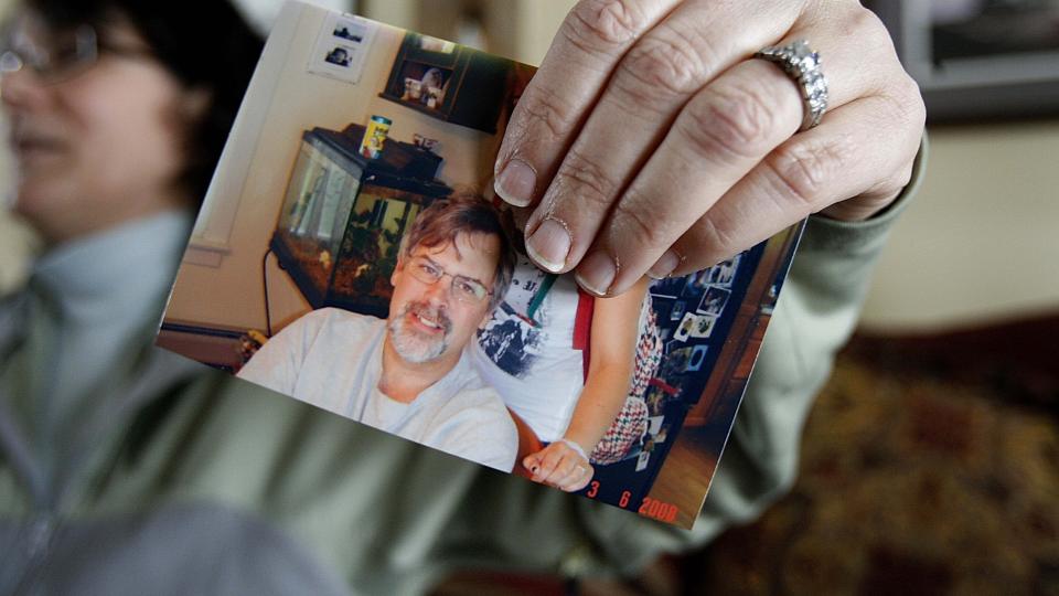 UVISS SKJEBNE: Andrea Phillips kan bare sitte passivt og se hvordan mannen Richard har havnet i piratenes kl�r. Foto: AP Photo/Toby Talbot/Scanpix