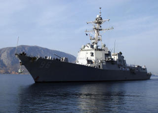  USS Bainbridge ble redningen for Maersk Alabama. Frakteskipets kaptein, Richard Phillips, er fremdeles om bord. REUTERS/U.S. Navy/Paul Farley/SCANPIX