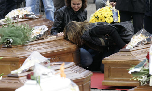 SORG: To kvinner minnes sine kj�re. Foto: Scanpix/AP.