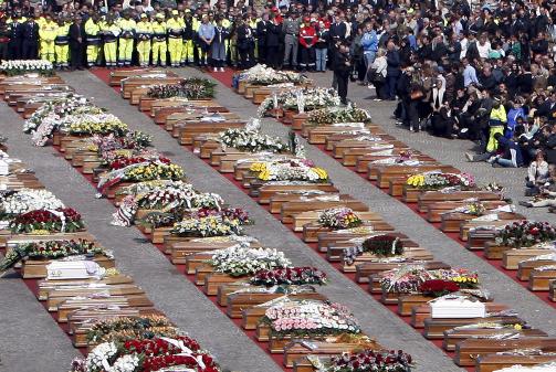D�DELIG: 6. april ble det avholdt en begravelsesseremoni for de drepte i jordskjelvet. 294 mennesker omkom, derav minst 20 barn. Foto: Scanpix/EPA/PERI - PERCOSSI