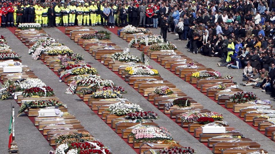 STATSBEGRAVELSE: Her s�rger innbyggerne i L'Aqulia over de omkomne etter jordskjelvet i byen. Foto: Scanpix/EPA