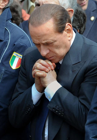 I B�NN: Italias statsminister Silvio Berlusconi deltok i statsbegravelsen i L'Aquila. Foto: Scanpix/AFP