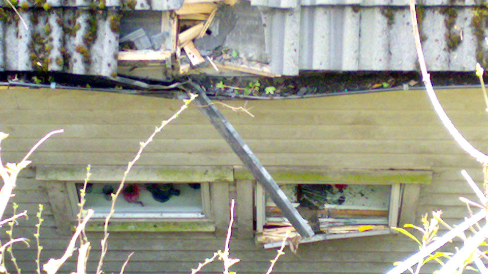 STORE �DELEGGELSER: Steinblokka knuste hustaket. Foto: P�l R�nnevik