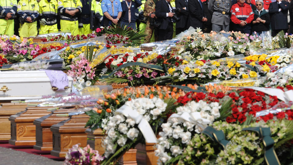 S�RGEDAG: I dag var det nasjonal s�rgedag i Italia. Samtidig var det en massebegravelse for mange av ofrene etter jordskjelvet i L'Aquila. Foto:AFP PHOTO/ ANDREAS SOLARO/SCANPIX