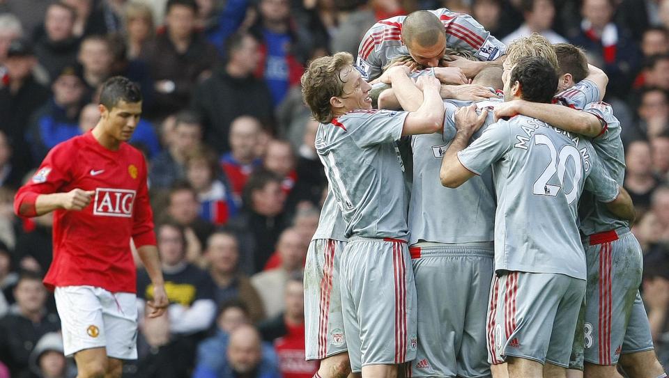 INNHENTINGEN: I l�pet av et par helger n�rmet Liverpool seg Manchester United s� mye at det n� er full spenning igjen. Foto: REUTERS