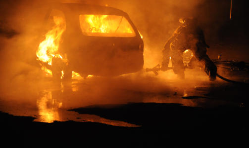 BRENNENDE OPEL: Men brannvesenet fikk slukket brannen i denne Corsaen p� Jordal. Foto: �istein Norum Monsen