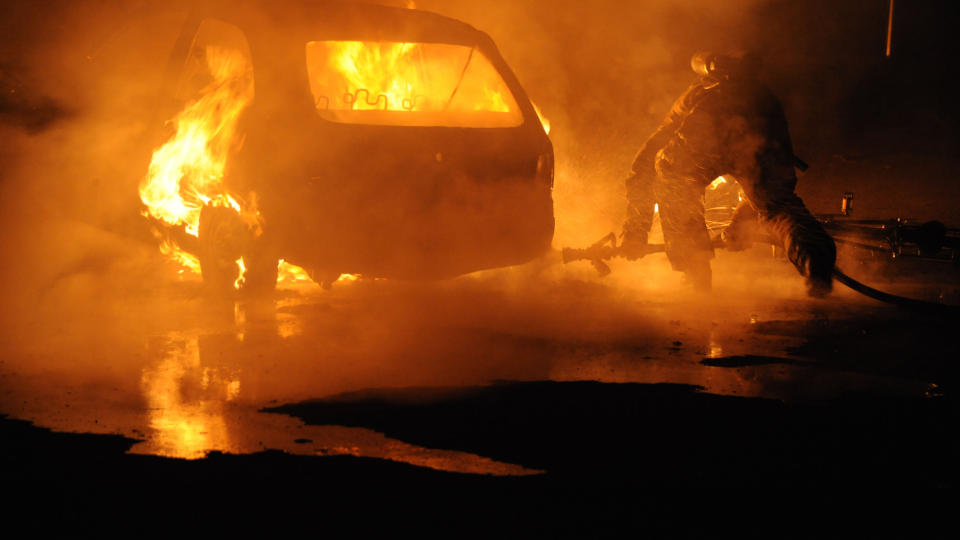FULL FYR: Det brant i en bil p� Jordal sent i kveld. Foto: �istein Norum Monsen