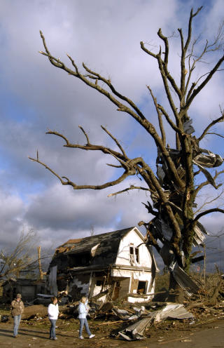 KNUST: Et hus i Mena kan nesten ikke st� oppreist etter vindens herjinger. Seks personer har omkommet grunnet tornadoer og skogbranner i USA. Foto: AP Photo/Mike Wintroath/Scanpix