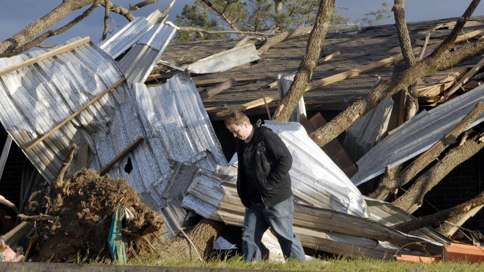 STORE SKADER: En innbygger i sm�byen Mena tar skadene i �yesyn etter at huset hans har blitt smadret av naturkreftene. Foto: AP Photo/Mike Wintroath/Scanpix