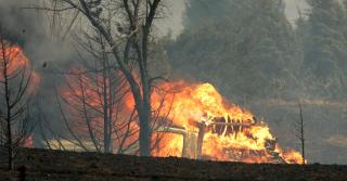 I FLAMMER: Ogs� brannvesenet har kommet ut for kjempeflammene. Her st�r en brannbil i brann. Foto: AP Photo/The Oklahoman/Steve Gooch/Scanpix