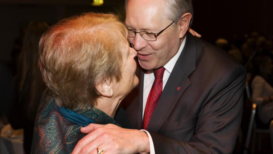 KLOKKETRO P� REGJERINGEN: Gro Harlem Bruntland har stor tro p� regjeringens krisepakker. Her benytter hun anledningen til � gi Martin Kolberg en god klem i anledning sistnevntes 60-�rsdag. Foto: Terje Bendiksby / SCANPIX