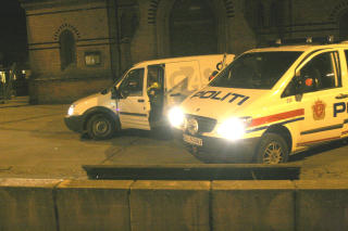 KNUSTE RUTER: Politiet er p� stedet der en vekterbil ble angrepet av det som skal v�re narko-dealere. Foto: Frank Evensen