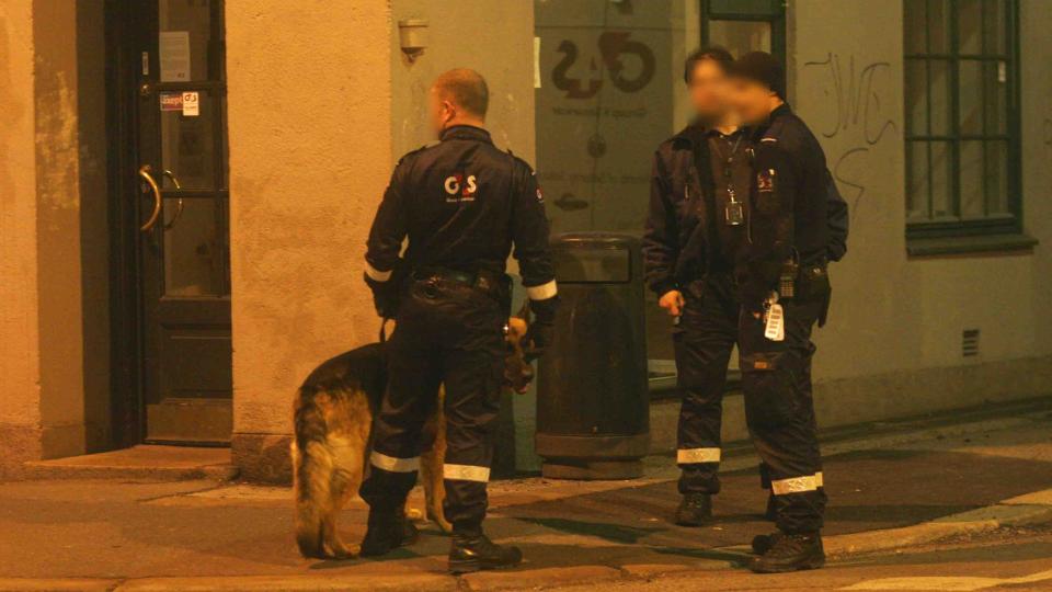 JAKTER: Vekterne har tilkalt forsterkninger i jakten p� de fire mennene. Foto: Frank Evensen