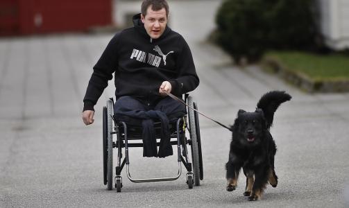 FULL FART: Tom og bestevennen Bobby (2) trives aller best n�r Bobby trekker Tom etter seg i stor fart. Foto: Erling H�geland