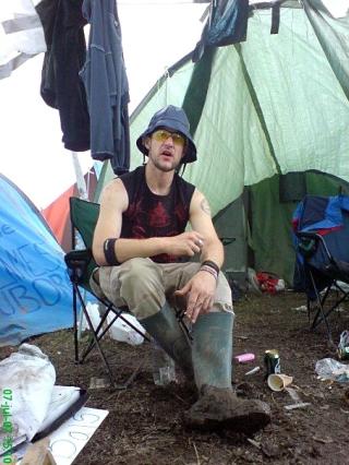 P� FESTIVAL: Her koser Tom seg p� Roskildefestivalen i 2007. Bildet ble tatt dagen f�r han ble p�kj�rt av toget. De gr�nne gummist�vlene ble funnet ved togskinnene noen dager seinere. Foto: Privat